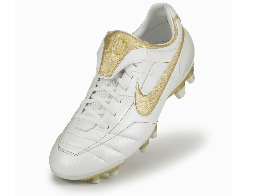 r10 soccer cleats